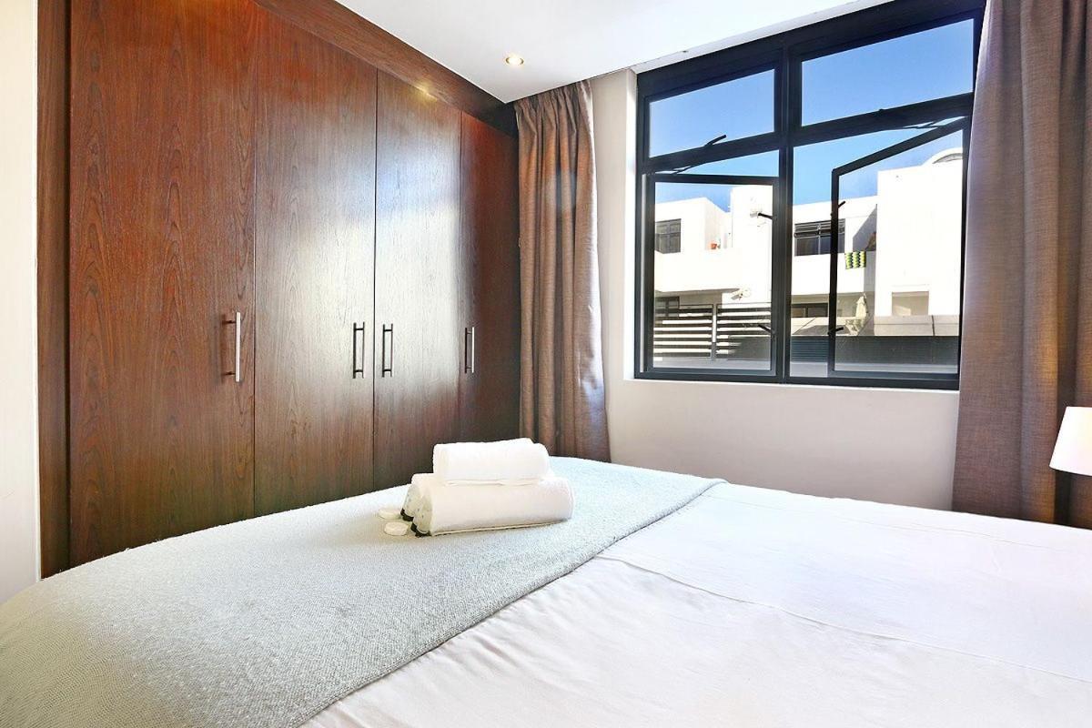 Eden On The Bay 118 By Hostagents Apartment Bloubergstrand Bagian luar foto